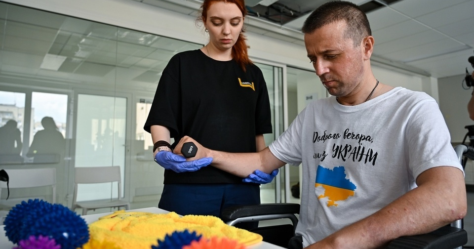 Українські лікарі врятували зір «азовцю», якому уламок снаряду потрапив у мозок