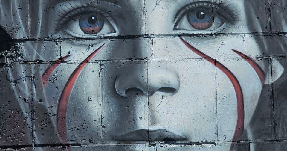 Новий мурал у Маріуполі: під виглядом місцевої дівчинки Насті зображена донька австралійського фотографа