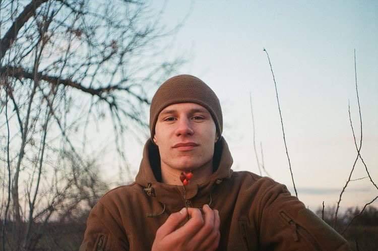 Повідомили, що помер, а виявилось, що у полоні: як дівчина захисника Маріуполя чекає коханого додому