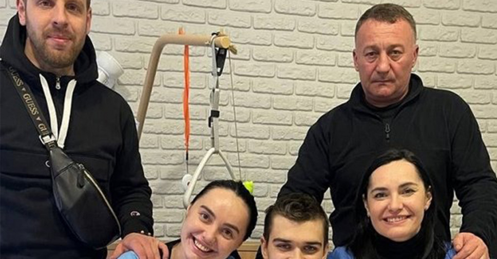 Під бомбами стали хрещеними: історія двічі біженців, які врятували маріупольця з-під завалів