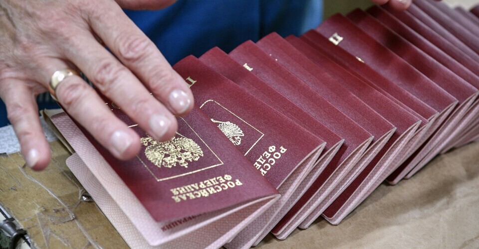 Спочатку - російський паспорт, потім - компенсація за житло: як окупанти шантажують маріупольців