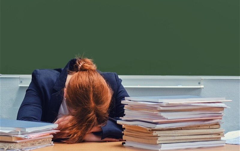 «Пекельний дрес-код» - маріупольським вчителькам заборонили фарбуватися та розпускати волосся