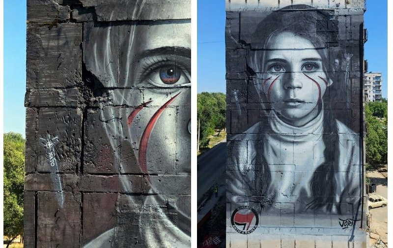 Маріуполь в окупації: італійський стінописець намалював на обгорілому будинку дівчину з очами кольору «днр»