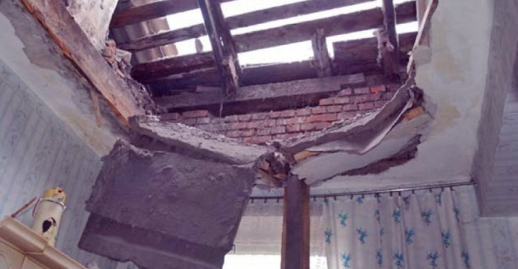 В поселке под Мариуполем снаряд САУ попал в жилой дом, ранена женщина