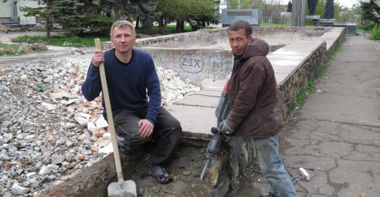 В Мариуполе у выкупленного церковью кинотеатра «Комсомолец» закопают фонтаны (ФОТО)