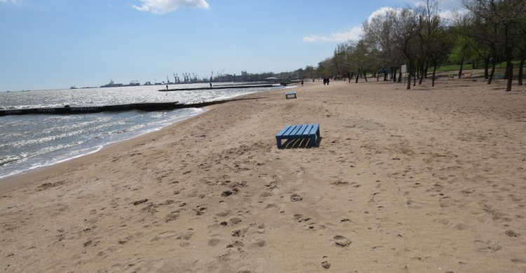 В Мариуполе на пляже для людей с инвалидностью растащили лежаки (ФОТО)