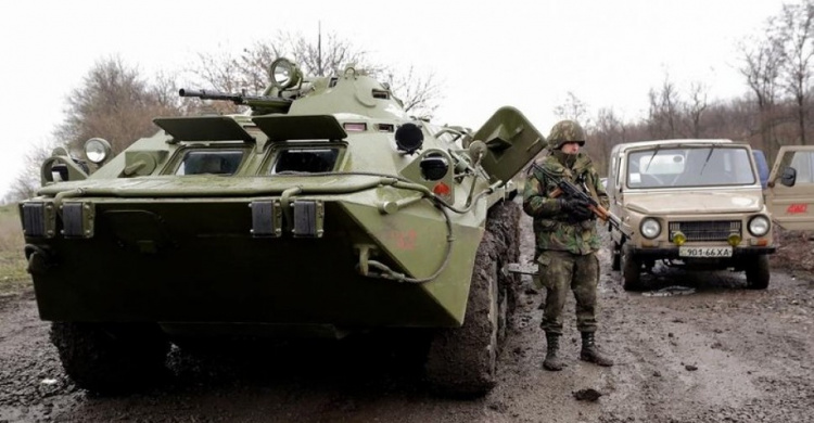 Военные теряют технику на «заминированных» дорогах Донбасса (ВИДЕО)