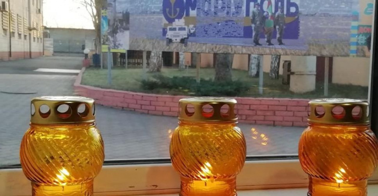 Мариупольцы зажгли свечи в память о жертвах Голодомора (ФОТО+ВИДЕО)