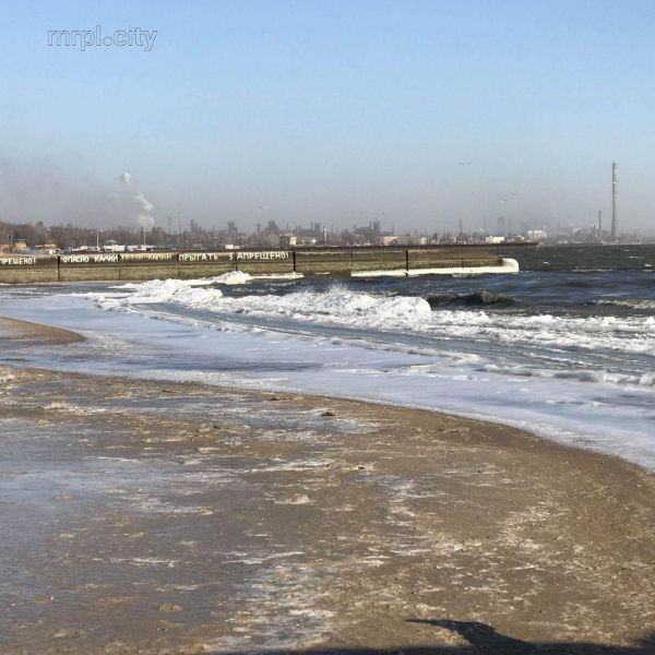 Море «отступает», а мариупольцы, несмотря на мороз, гуляют на побережье (ФОТО)