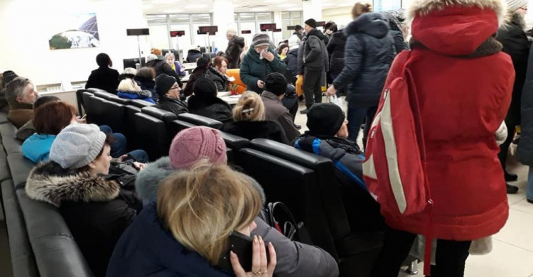 «Как на вокзале, негде ступить»: в сети показали очереди в мариупольский ЦОК «Донецкоблэнерго» (ФОТОФАКТ)