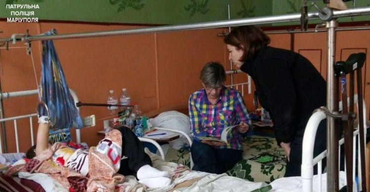 Мариупольские  полицейские появились в палатах у травмированных детей (ФОТО)