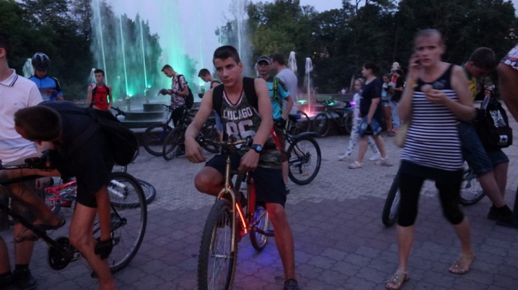 По ночному Мариуполю в сопровождении полицейских проехали велосипедисты (ФОТО)