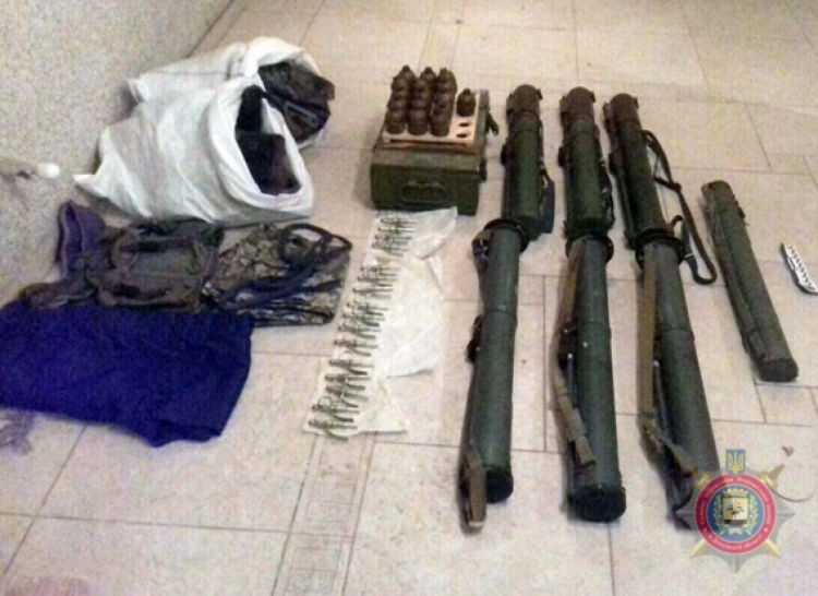 Задержанные в Мариуполе вымогатели вооружались гранатометами и гранатами (ФОТО)