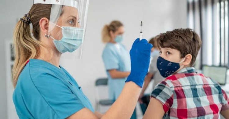 В Украине началась выплата денег подросткам за полный курс вакцинации