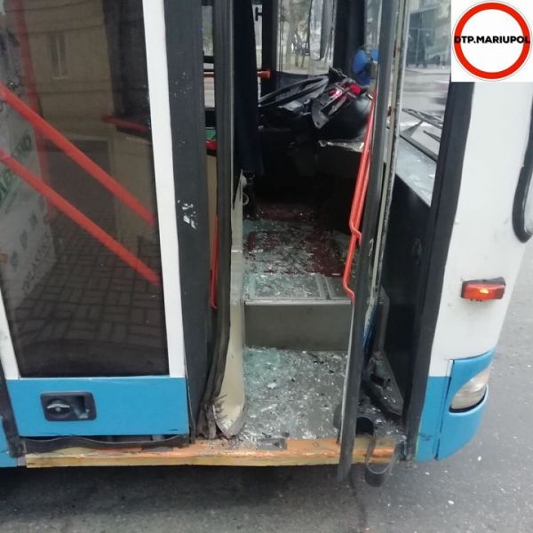 В Мариуполе перевернулся бетоновоз и попал в ДТП троллейбус (ФОТОРЕПОРТАЖ)