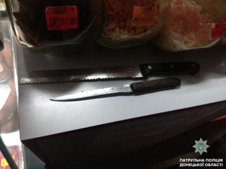 Мариуполец, угрожая ножом, отобрал у женщины спиннер (ФОТО)