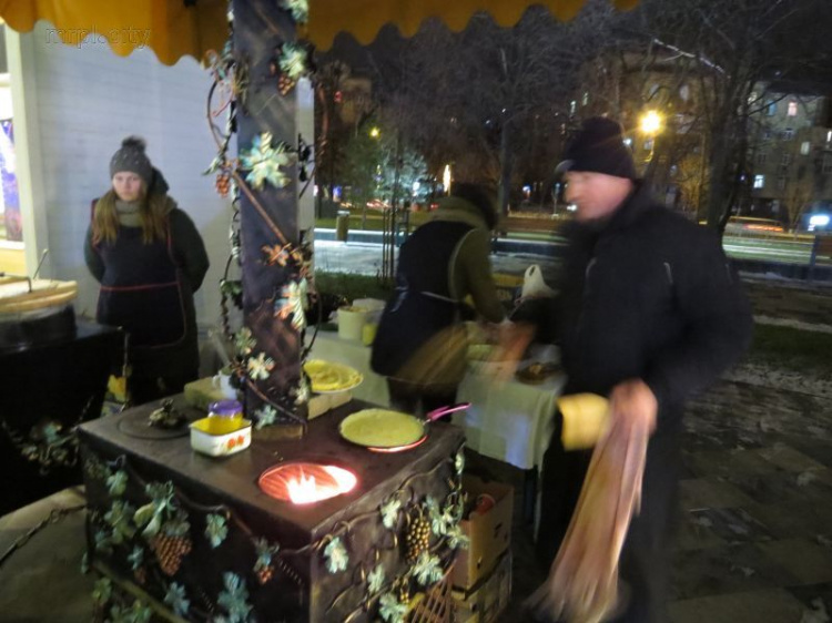 Мариуполь гуляет: Венецианская карусель, глинтвейн, чеченская шурпа и шоколад с музыкой (ФОТО+ВИДЕО)