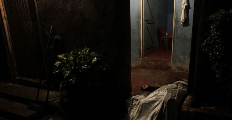   В Мариуполе психбольной мужчина просидел пять дней в квартире с жертвами убийства