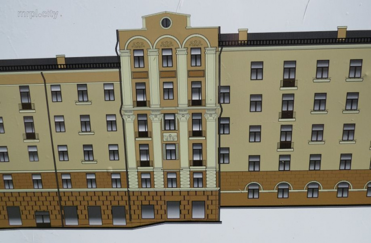 Сталинка в центре Мариуполя станет украшением города после ремонта (ФОТО)
