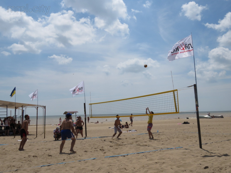 В Мариуполе на пляже «Песчанка» ажиотаж вокруг турнира по пляжному волейболу (ФОТО)
