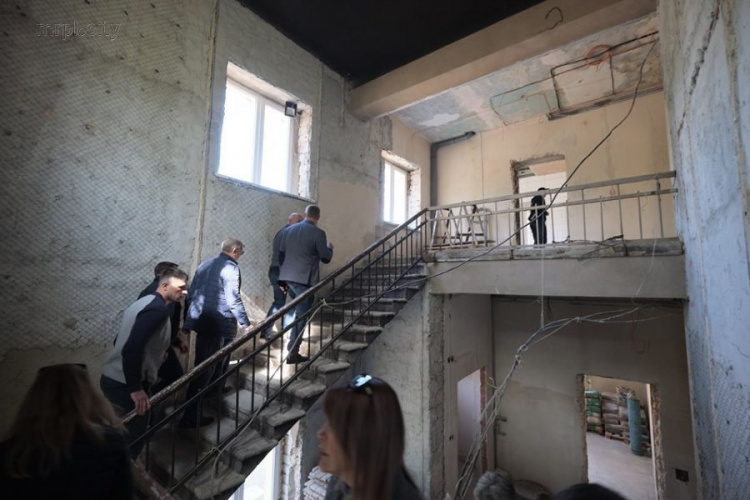 От старого здания остались только стены: в Мариуполе заканчивают ремонт детской хирургии (ФОТО)