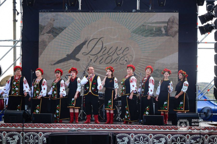 Гостям фестиваля под Мариуполем показали реконструкцию истории Украины и яркое фаер-шоу