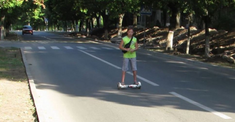 В Мариуполе ребенок на гироскутере выскочил на проезжую часть (ВИДЕО+ФОТО)