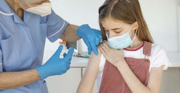 В Мариуполе от коронавируса вакцинируются школьники
