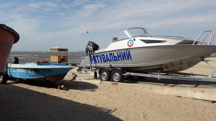 Спасателям под Мариуполем подарили катер за миллион гривен (ФОТО)