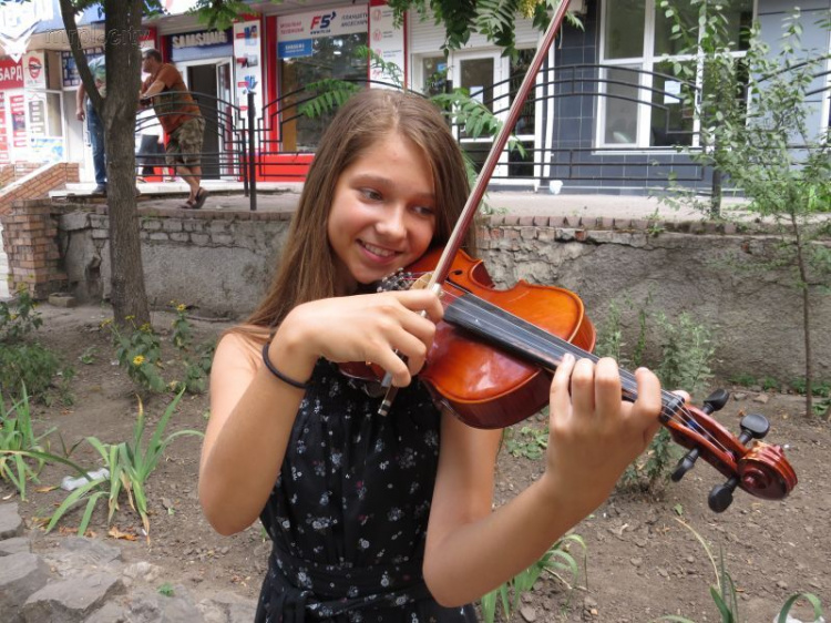 Гонорары, страхи, инциденты. Как девочки превратили музыку в бизнес на улицах Мариуполя (ФОТО)
