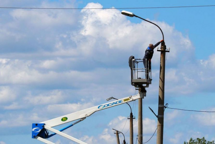 В прифронтовом селе под Мариуполем уличные фонари работают на солнечных батареях (ФОТО)