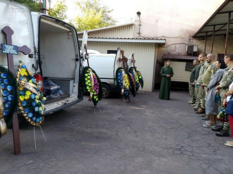 В Мариуполе попрощались с погибшими на Донбассе военными (ФОТО)