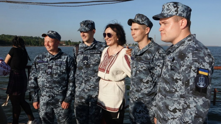 В поддержку пленных моряков в Мариуполе запустили бумажные кораблики в Азовское море (ФОТО)