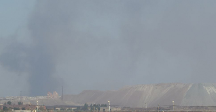 Над Мариуполем поднялся эпический столб дыма (ФОТОФАКТ)