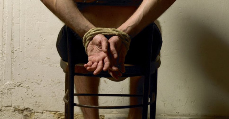 Объявлено о  подозрении двум работникам «Изоляции»: они причастны к жестоким пыткам заключенных