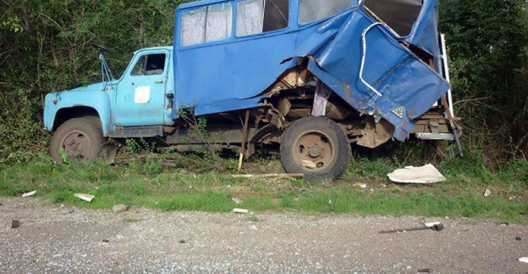 Под Мариуполем в ДТП попала семья с ребенком, врезавшись в грузовик (ФОТО)