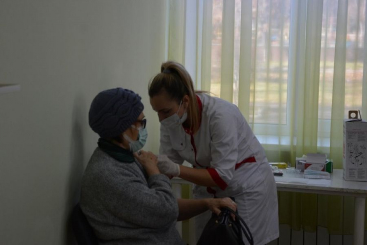 В Мариуполе открылись пункты вакцинации для пенсионеров
