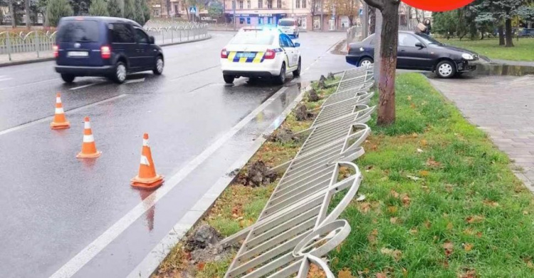 В центре Мариуполя водитель снес металлическое ограждение (ДОПОЛНЕНО)