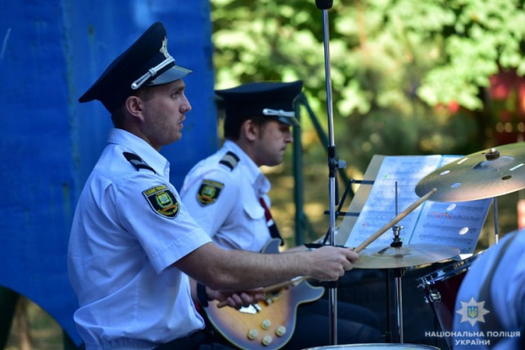 Оркестр полиции открыл в Мариуполе сезон выступлений на открытых площадках (ФОТО)