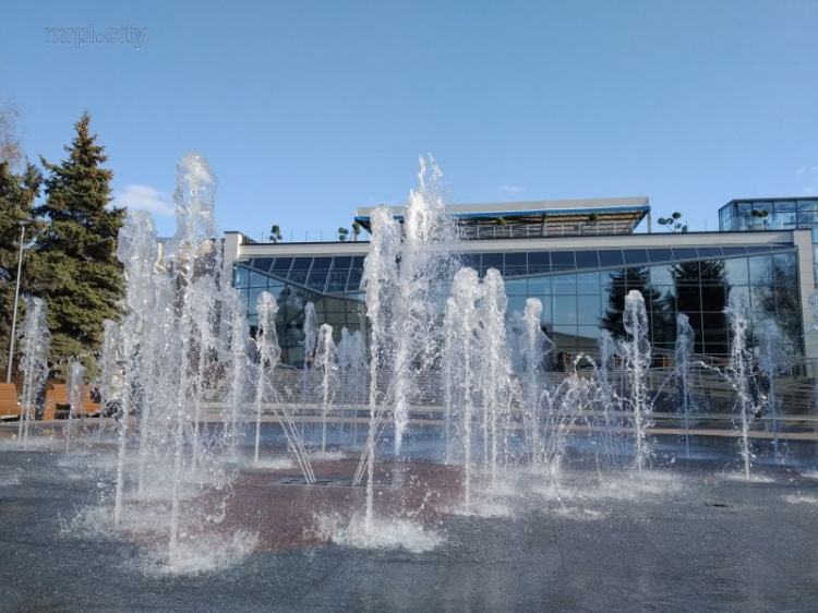 Новый Мариуполь: виртуальное «купание» в фонтане «Мультицентра» (ВИДЕО-360°)