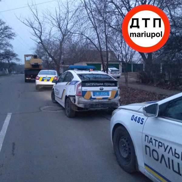В Мариуполе коммунальный «МАЗ» въехал в патрульную машину, а «Mitsubishi» - в забор