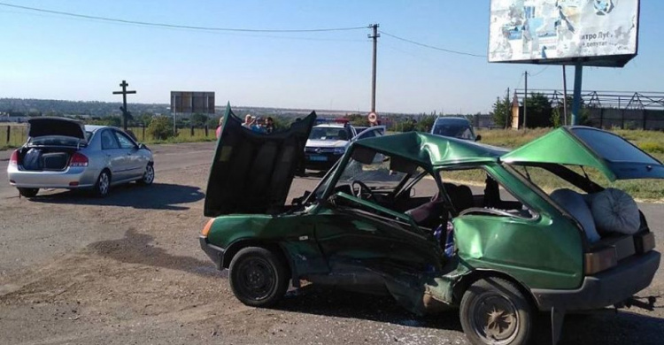 ДТП под Мариуполем: автомобиль «всмятку», водитель в больнице