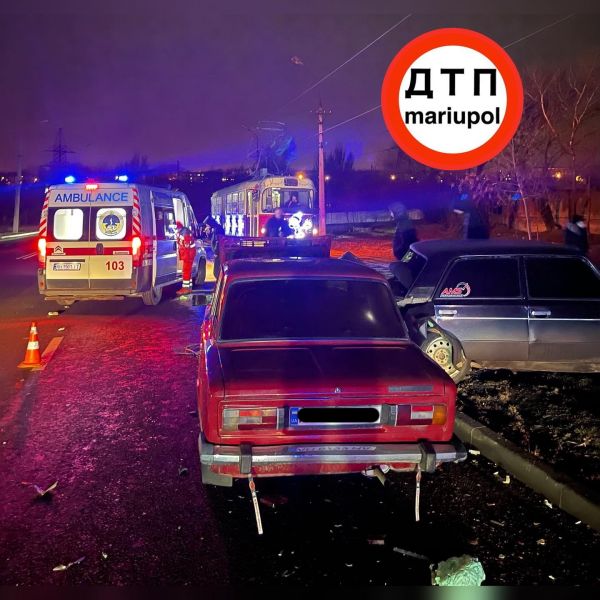 Помощь попавшему в ДТП обернулась еще одной аварией в Мариуполе