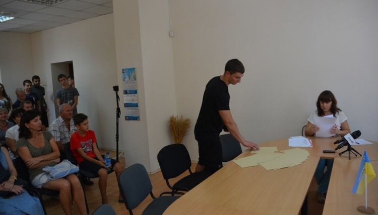 Впервые дети-сироты в Мариуполе получили квартиры путем жеребьевки (ФОТО)