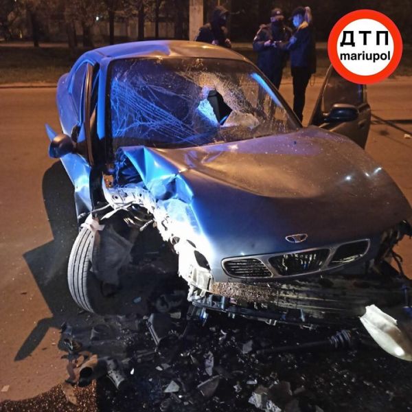 Жуткое ДТП в Мариуполе: водитель пробил головой лобовое стекло (ФОТО)