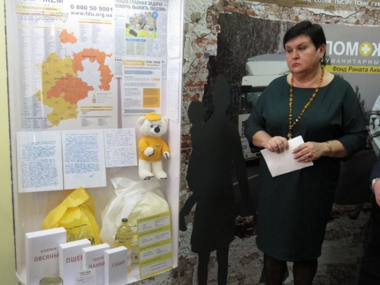 Герои в тылу. В Мариуполе открылась выставка, посвященная волонтерам Гуманитарного штаба (ФОТО)