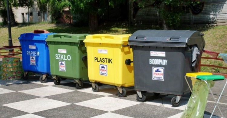 Во дворах Мариуполя установят контейнеры для раздельного сбора мусора