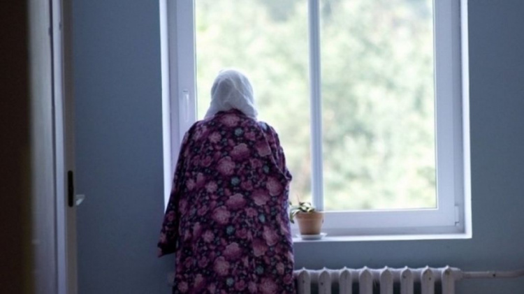На Донетчине 90-летняя пенсионерка выбросила тысячи гривен из окна, чтобы спасти внука