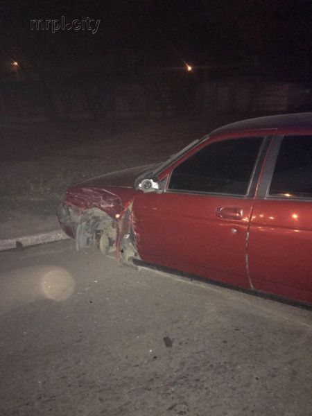 В Мариуполе столкнулись автомобили: одна из машин влетела в бордюр (ФОТО)