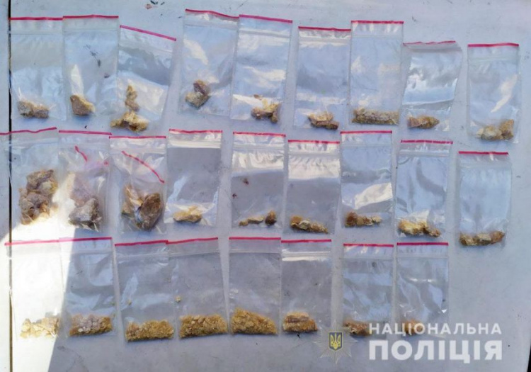 В Мариуполе группа наркодилеров ежемесячно сбывала наркотики на четверть миллиона гривен